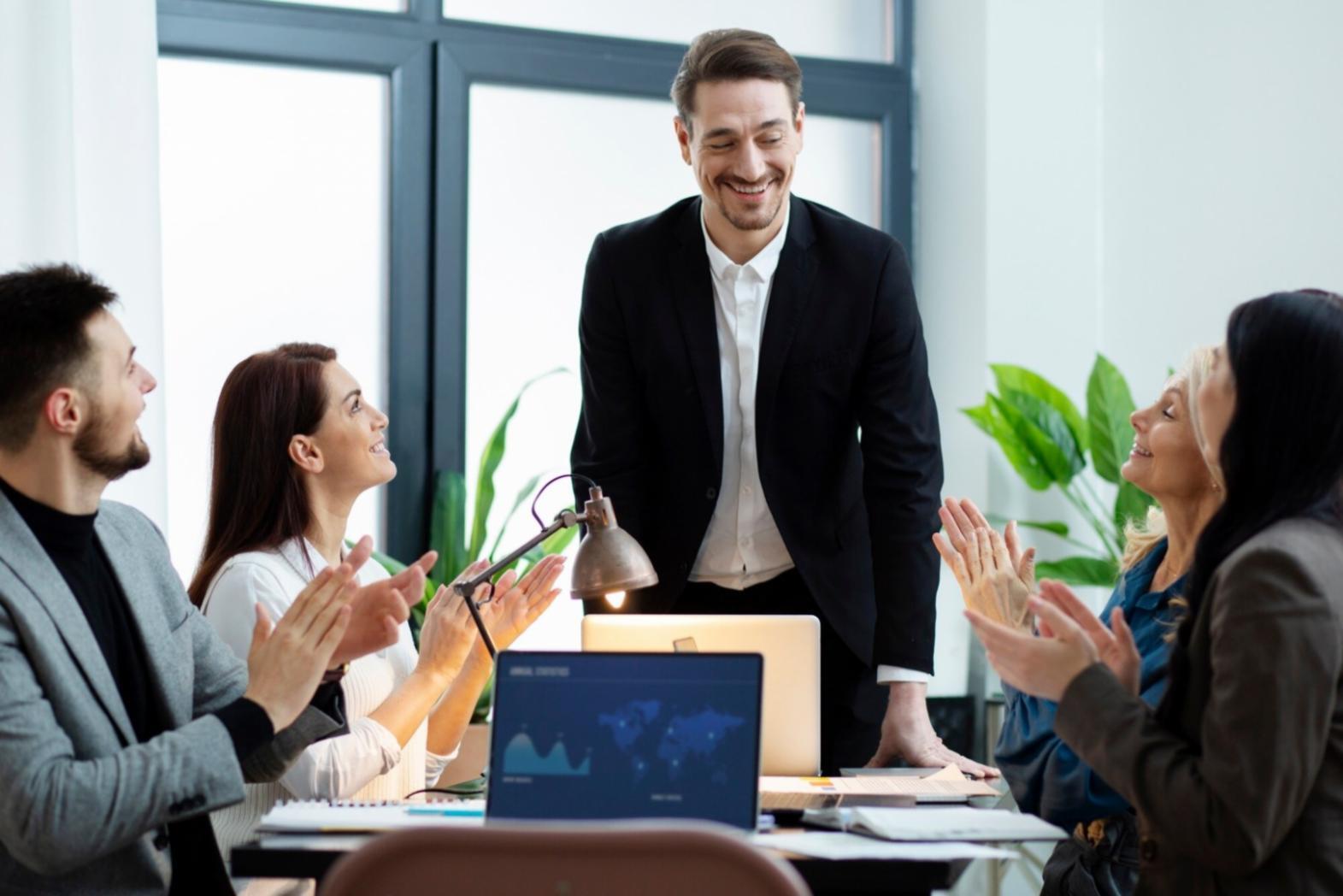 Das axonirafiq-Team bei der gemeinsamen Projektarbeit